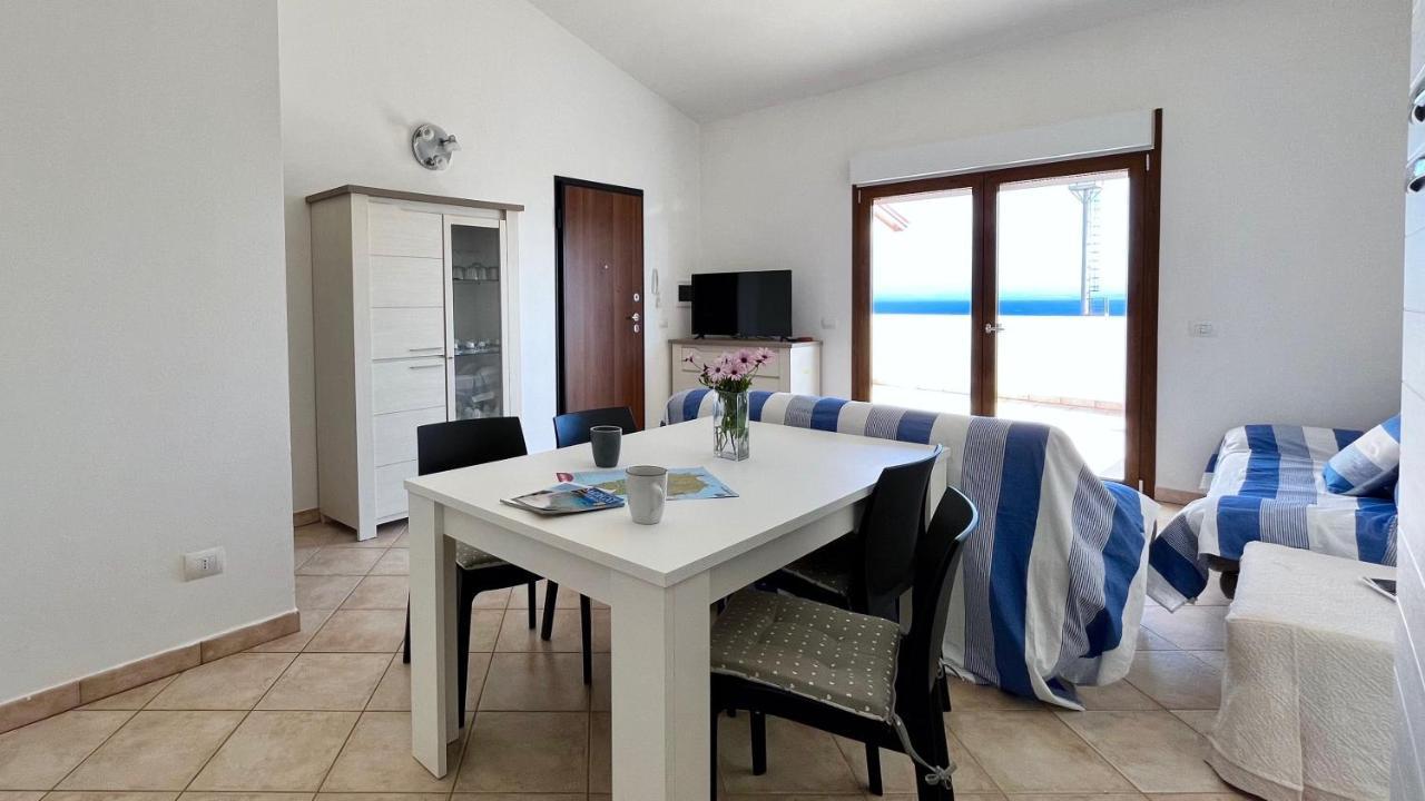 Attici Con Terrazzo Vista Mare Apartman Calasetta Kültér fotó