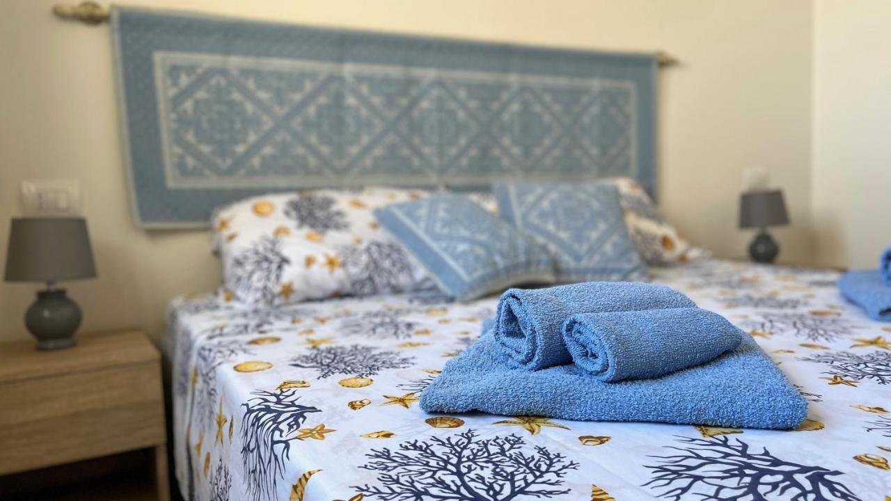 Attici Con Terrazzo Vista Mare Apartman Calasetta Kültér fotó