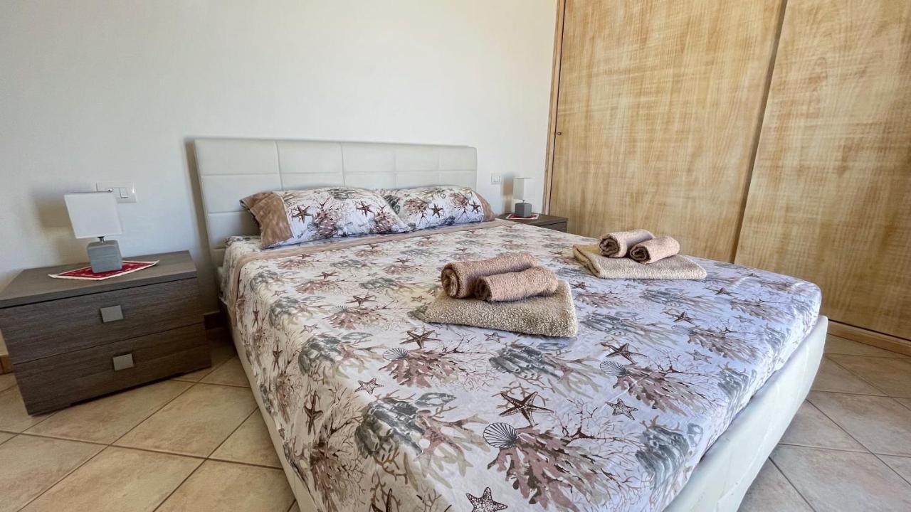 Attici Con Terrazzo Vista Mare Apartman Calasetta Kültér fotó