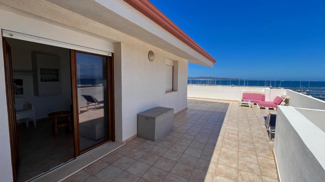 Attici Con Terrazzo Vista Mare Apartman Calasetta Kültér fotó