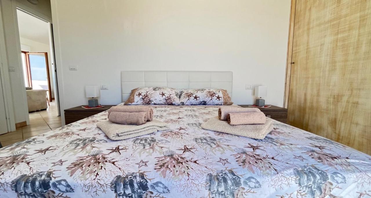 Attici Con Terrazzo Vista Mare Apartman Calasetta Kültér fotó