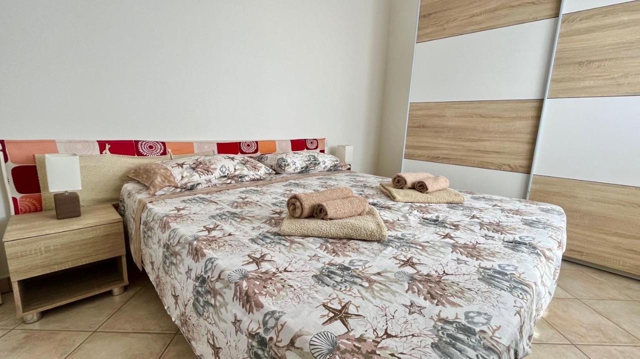 Attici Con Terrazzo Vista Mare Apartman Calasetta Kültér fotó