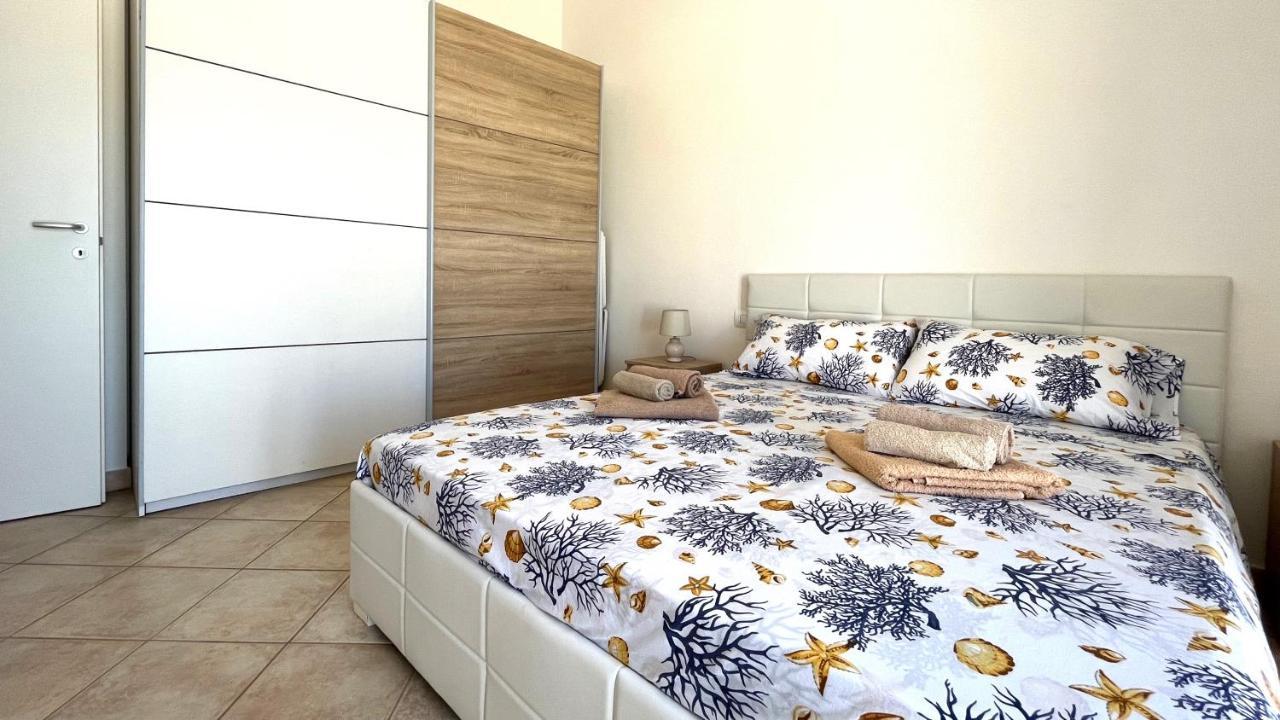Attici Con Terrazzo Vista Mare Apartman Calasetta Kültér fotó