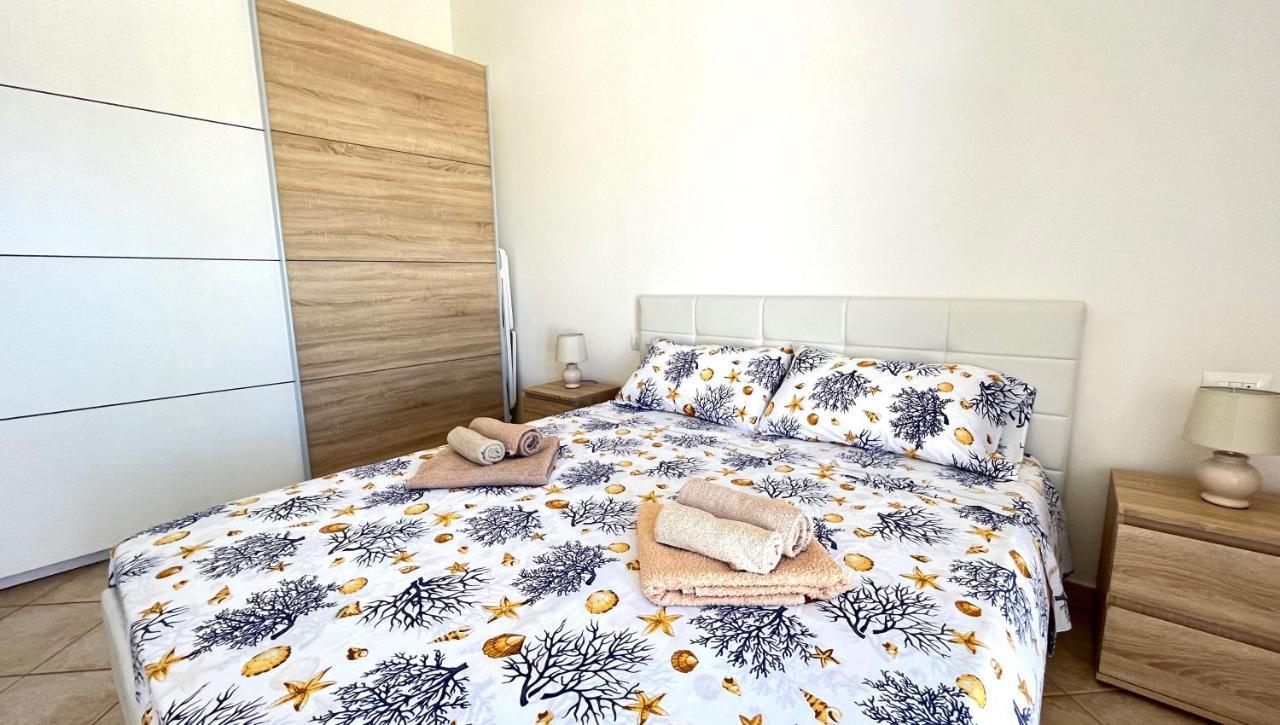 Attici Con Terrazzo Vista Mare Apartman Calasetta Kültér fotó